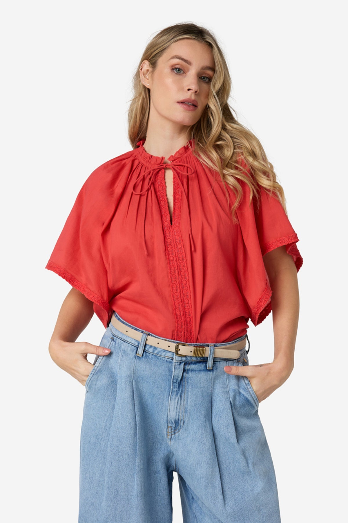 Ibana Top Tarina Rosa Coral met bloemenprint en korte mouwen, gedragen door een model.