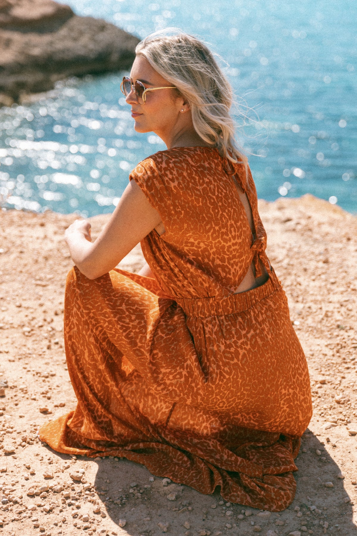 Oranje date night jurk van Bolina Island met elegante pasvorm en opvallende kleur, geschikt voor avonduitjes en speciale gelegenheden.