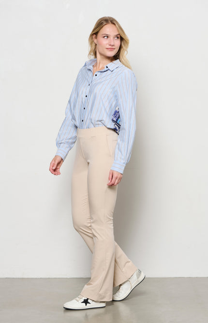 &Co woman Travel Broek Penelope Flare Sand PA203-1 Stretchshop.nl