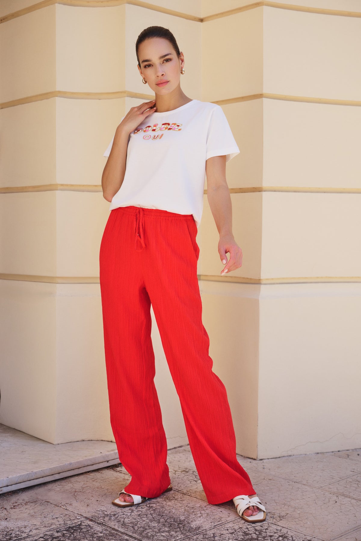 Elegante rode crinkle broek van EsQualo, model Fancy, met losse pasvorm en opvallende textuur voor een stijlvolle look.