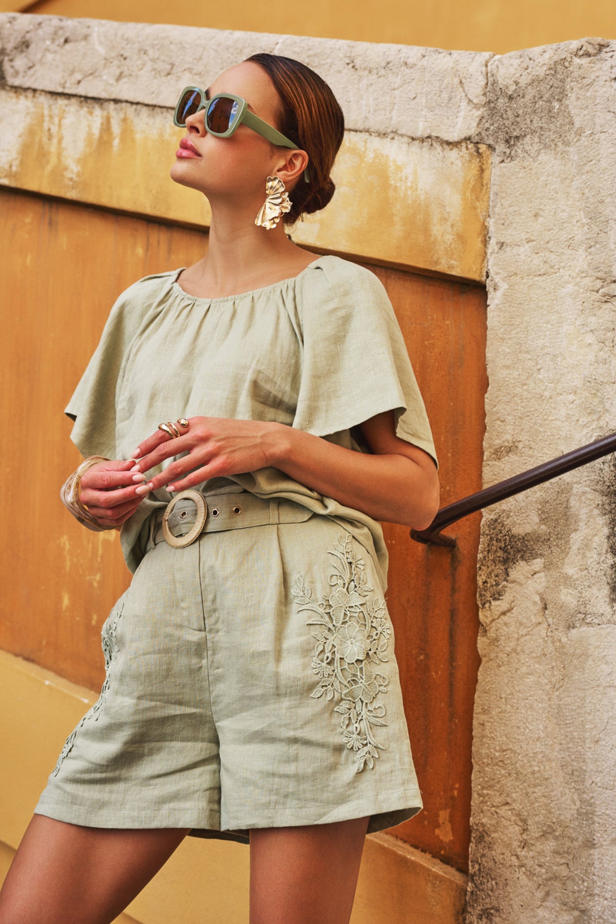 Groene linnen blouse van EsQualo met rugdetail en zachte textuur, geschikt voor casual en elegante stijlen.