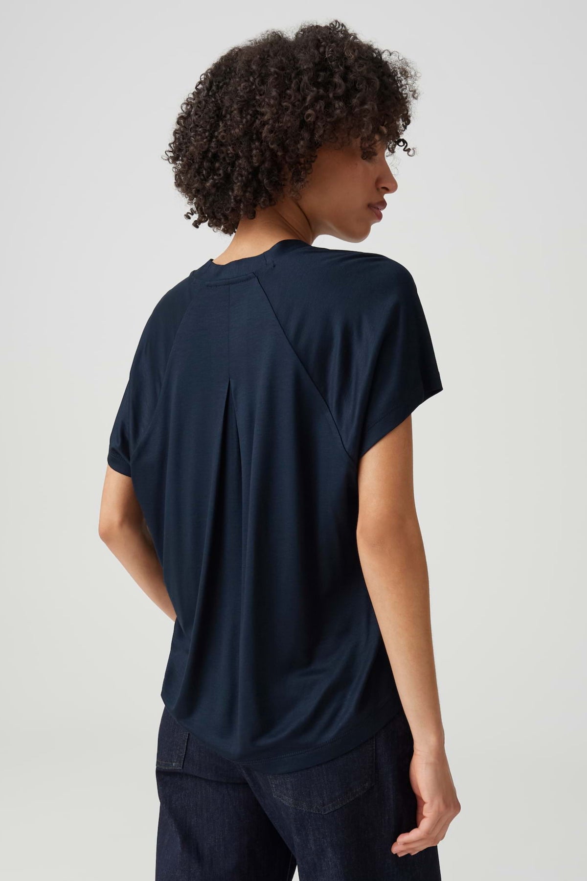 Blauwe Opus Sanebie T-shirt met ronde hals en korte mouwen, casual stijl, op een witte achtergrond.