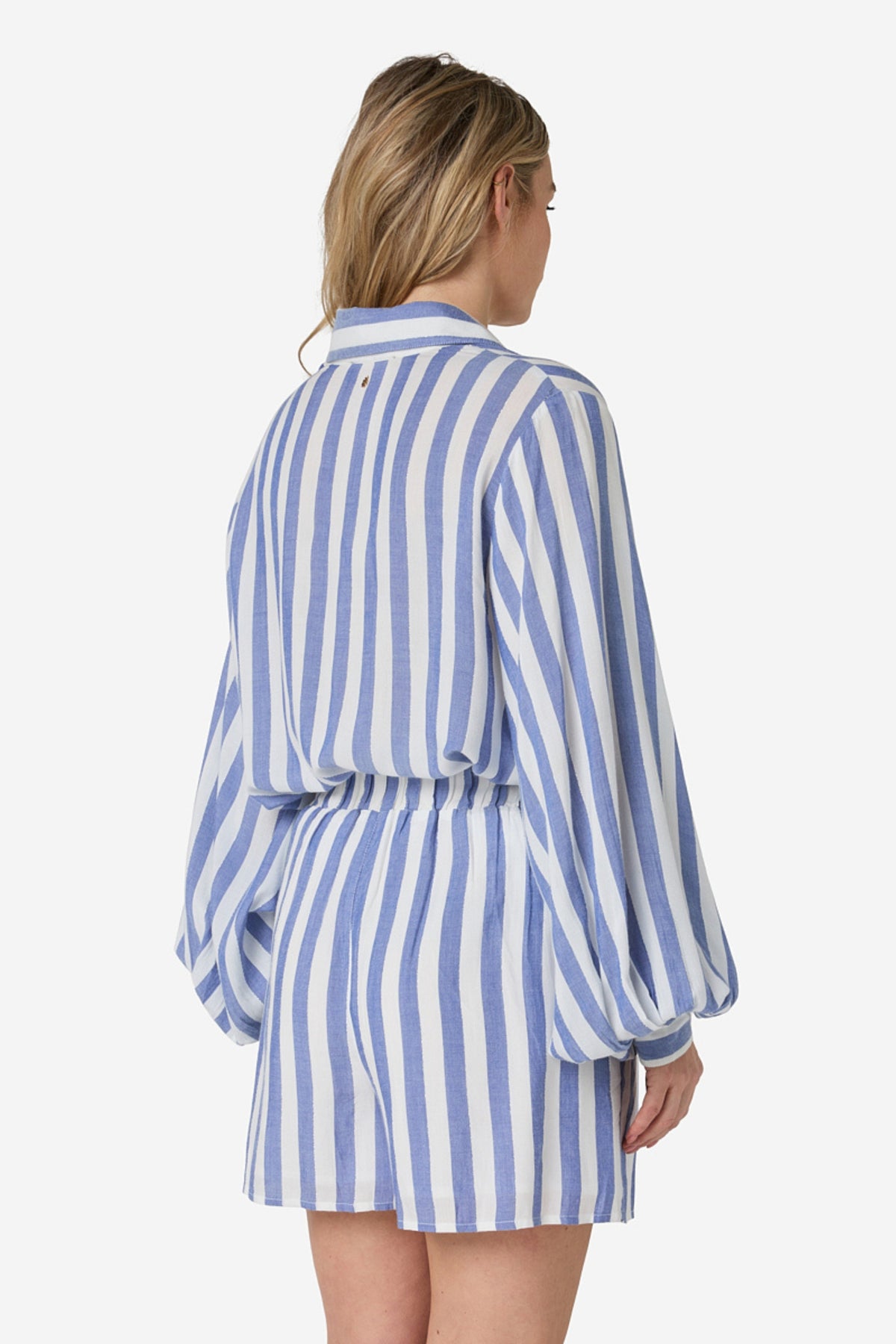 Blauwe short Shalita Raya van Ibana met elastische taille en casual pasvorm, gedragen door een model.