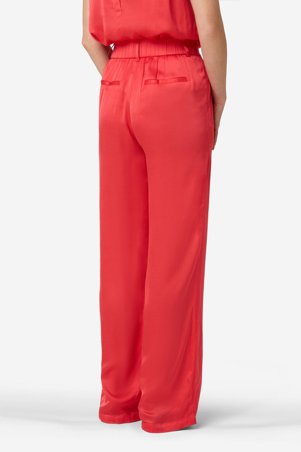 Ibana Pasha broek in roze coral met losse pasvorm en elastische taille, ideaal voor casual en zomerse stijlen.