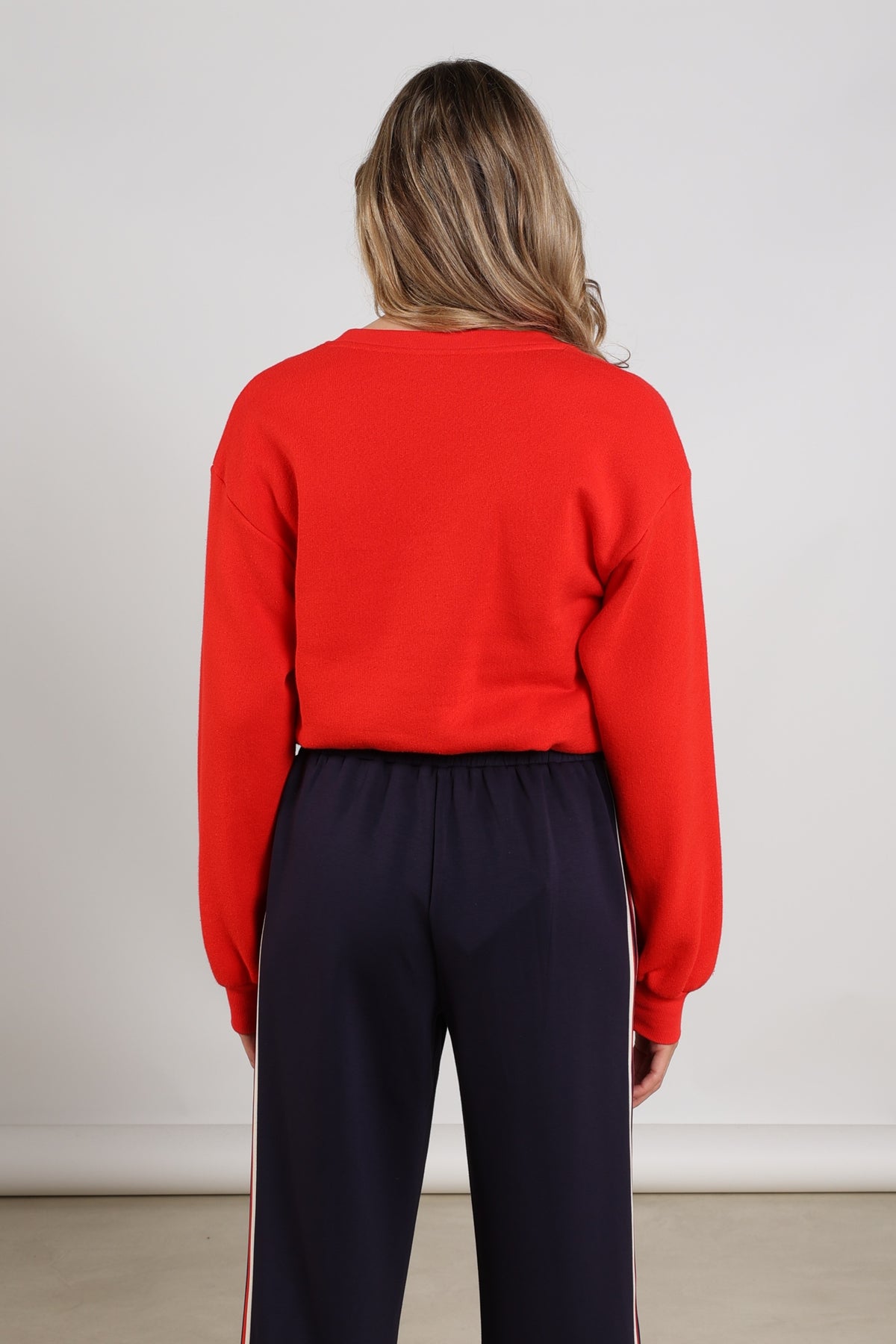 Nukus Amalia Kiss NKF03016 gebreide sweater met kabelpatroon en ronde hals, in zachte, neutrale kleuren.