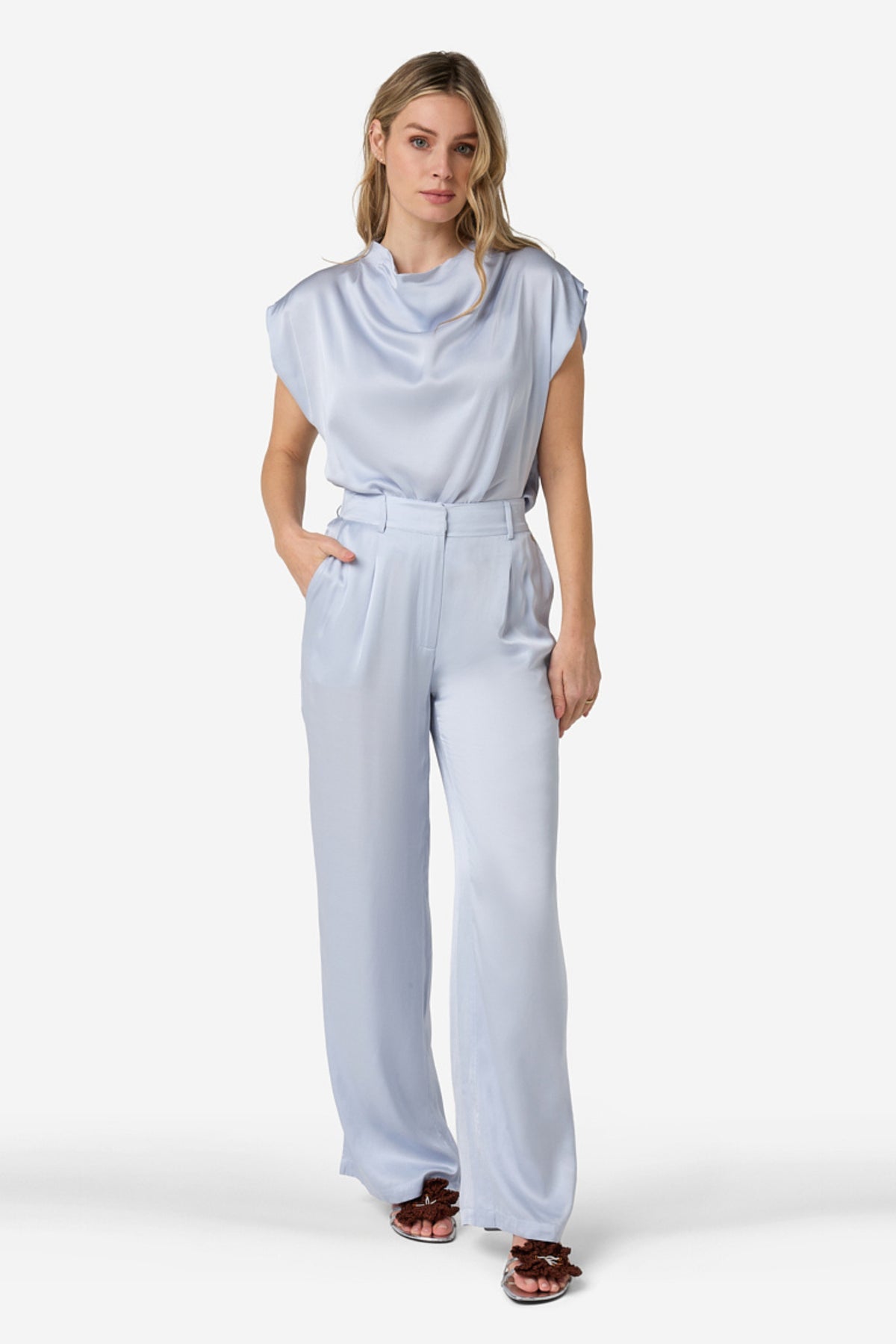 Ibana Pasha Violetta blauwe broek met losse pasvorm en elastische taille, geschikt voor casual en comfortabele outfits.