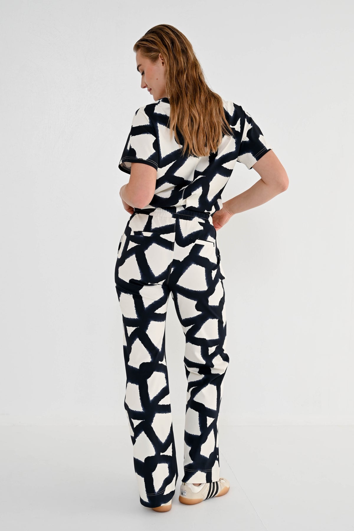 Lichte travel broek van Maicazz & Zizo, Vogue Cross Paint stijl, met comfortabele pasvorm en modieuze details.