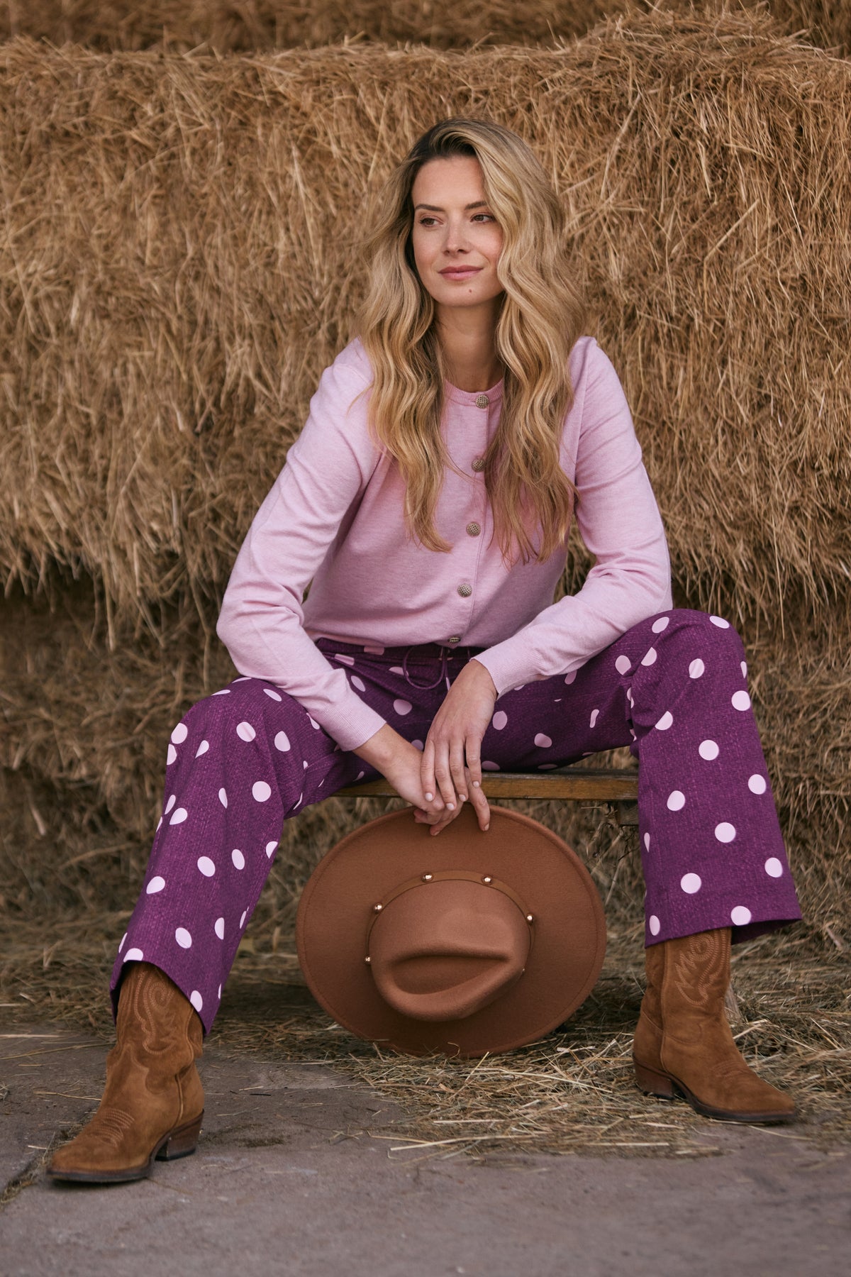 Lichte reisbroek van Mi Piace met dotstructuur print in magenta en paars, perfect voor comfortabele reizen.