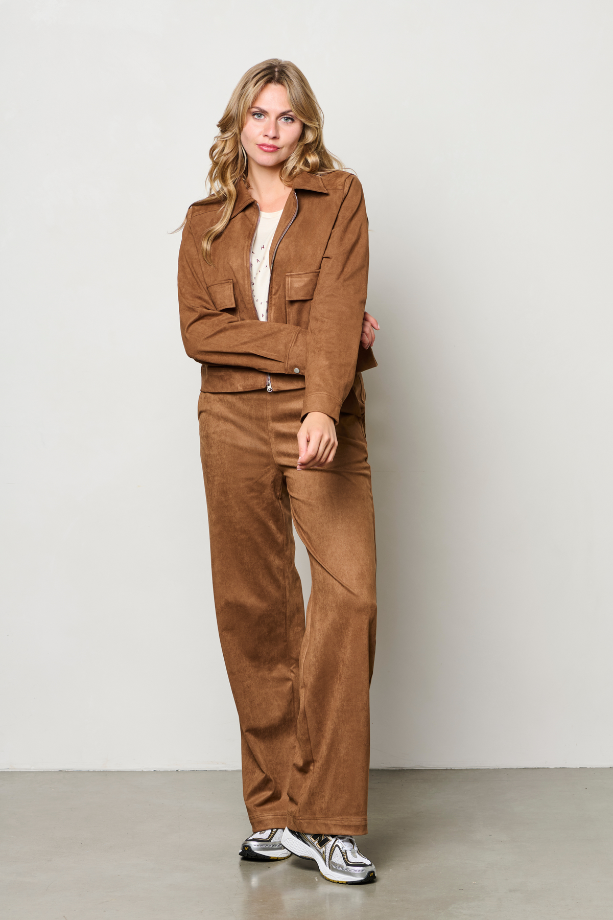 &Co woman Hazel Caramel broek met rechte pasvorm en elastische taille, geschikt voor casual en stijlvolle outfits.