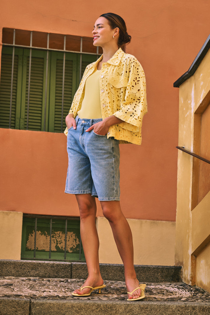 Blauwe denim Bermuda shorts voor dames van EsQualo, casual pasvorm en modieuze korte broek voor zomer en vrije tijd.
