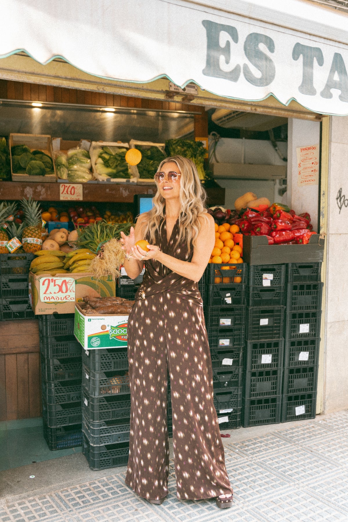 Bruine jumpsuit Sunset Suit van Bolina Island, getoond in een close-up met details van de stof en pasvorm.