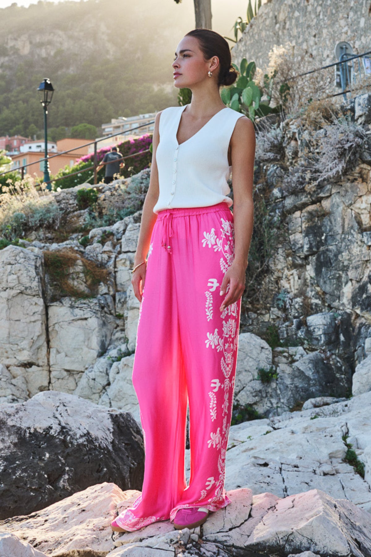 Offwhite EsQualo top met nep-knopen en gebreide stof, casual en stijlvolle damesblouse met imitatieknopen.