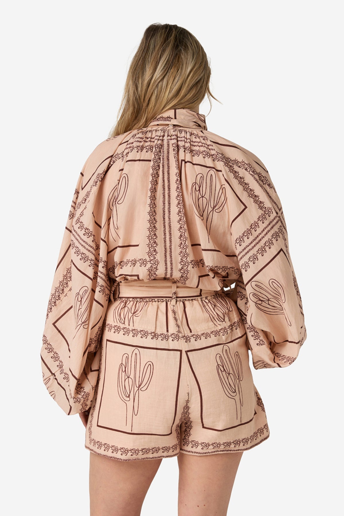Ibana Short Serina Desert Ventana, lichte katoenen shorts met print, zichtbaar met elastische taille en comfortabel design.