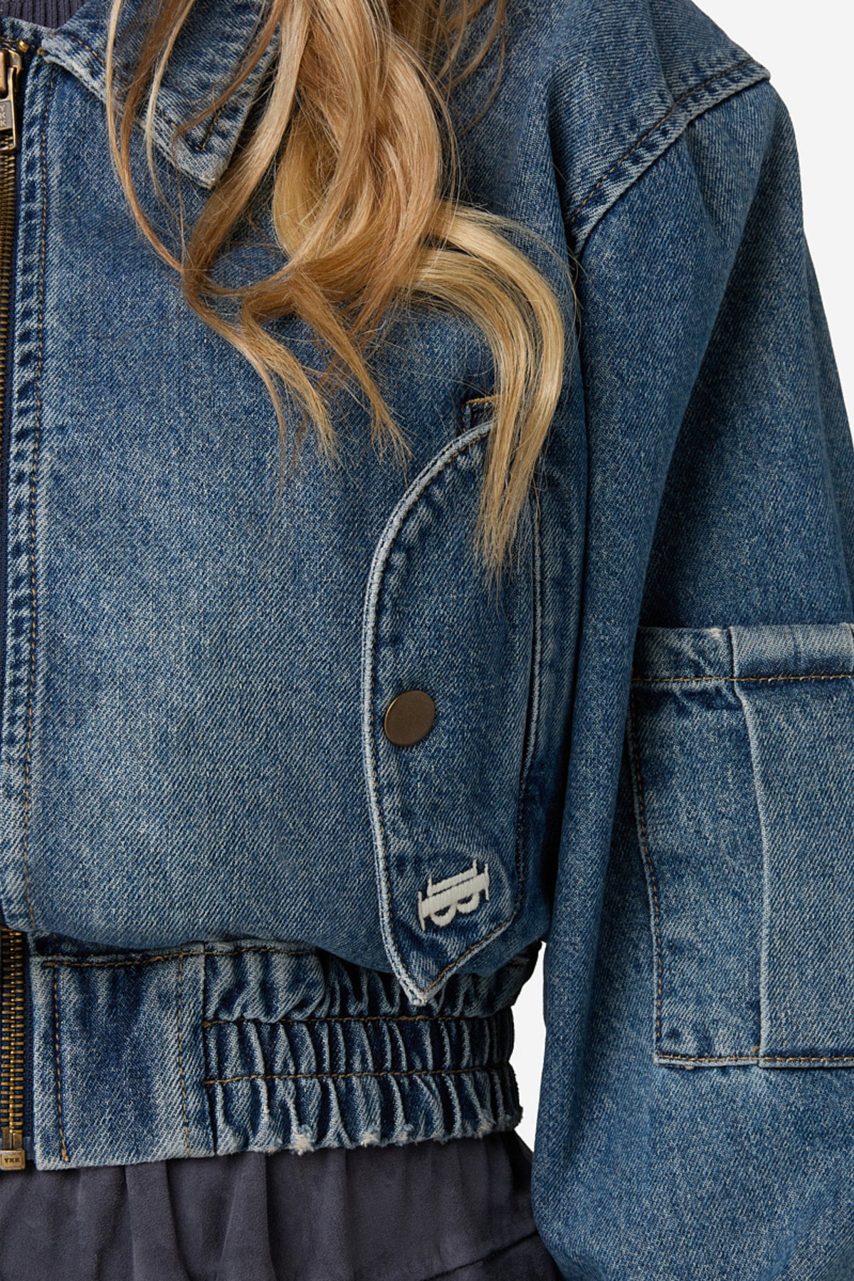 Ibana Joseph Piedra Denim jas voor dames, met blauwe denim stof en stoere pasvorm, zichtbaar in de afbeelding.