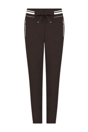 Zoso Karlijn reisbroek in espresso offwhite, lichtgewicht en comfortabel, met stijlvolle pasvorm en elastische tailleband.