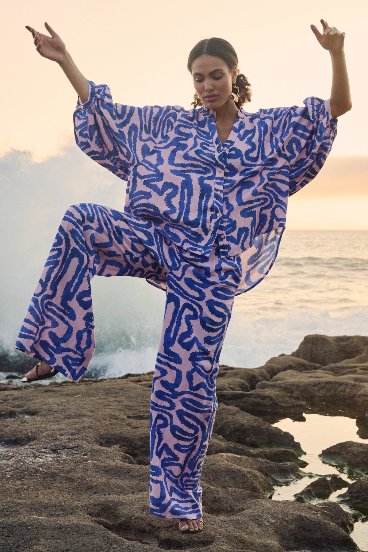 POM Amsterdam blouse Waves roze linnen met multi-kleuren details, casual damesblouse met wave patroon en comfortabele pasvorm