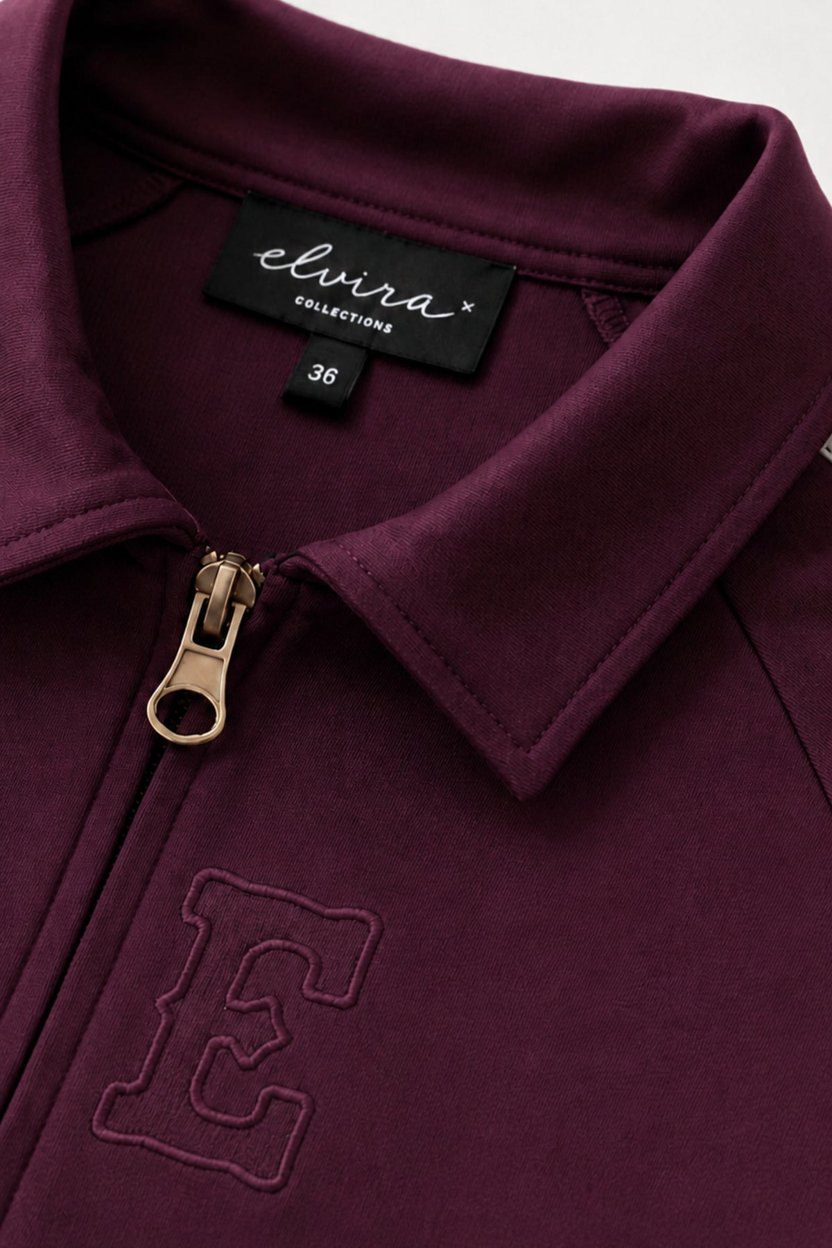 Elvira Casuals Zola Merlot jas met rechte snit en knopen, getoond in een close-up van de voorzijde.