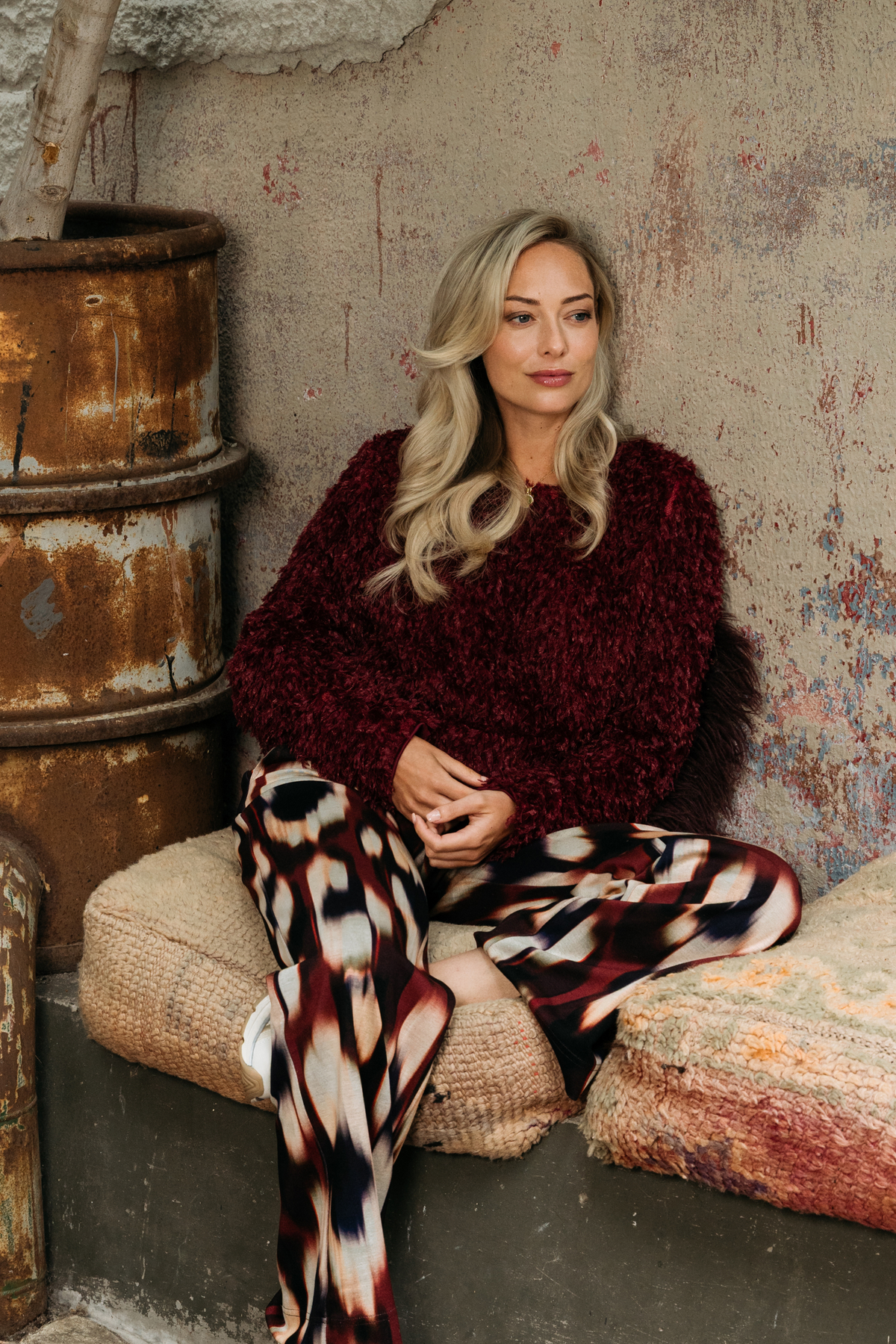 Lichte donkerrode trui Heather Wine Red van &Co woman, zachte stoffen en comfortabele pasvorm, zichtbaar in de afbeelding.