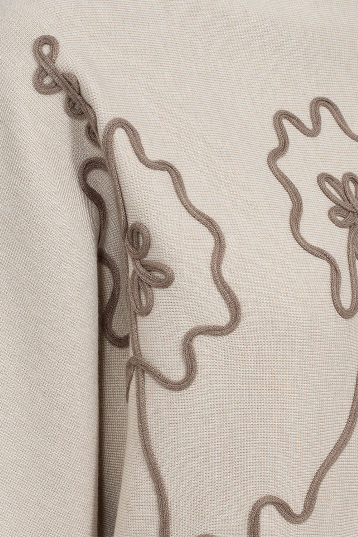 Lichte melange desert taupe Freequent Trui Fqani Moonbeam met lange mouwen en ronde hals, gedragen door een model.