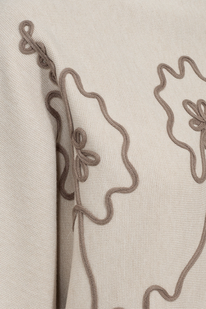 Lichte melange desert taupe Freequent Trui Fqani Moonbeam met lange mouwen en ronde hals, gedragen door een model.