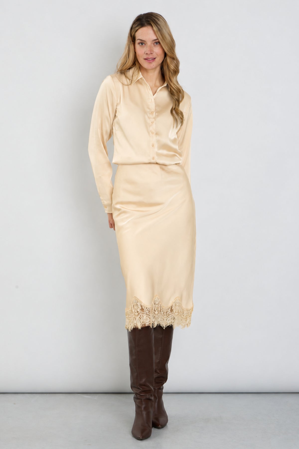 Satin lace rok van Mi Piace in zandkleur, elegante midi lengte met delicate details, geschikt voor feestelijke gelegenheden.