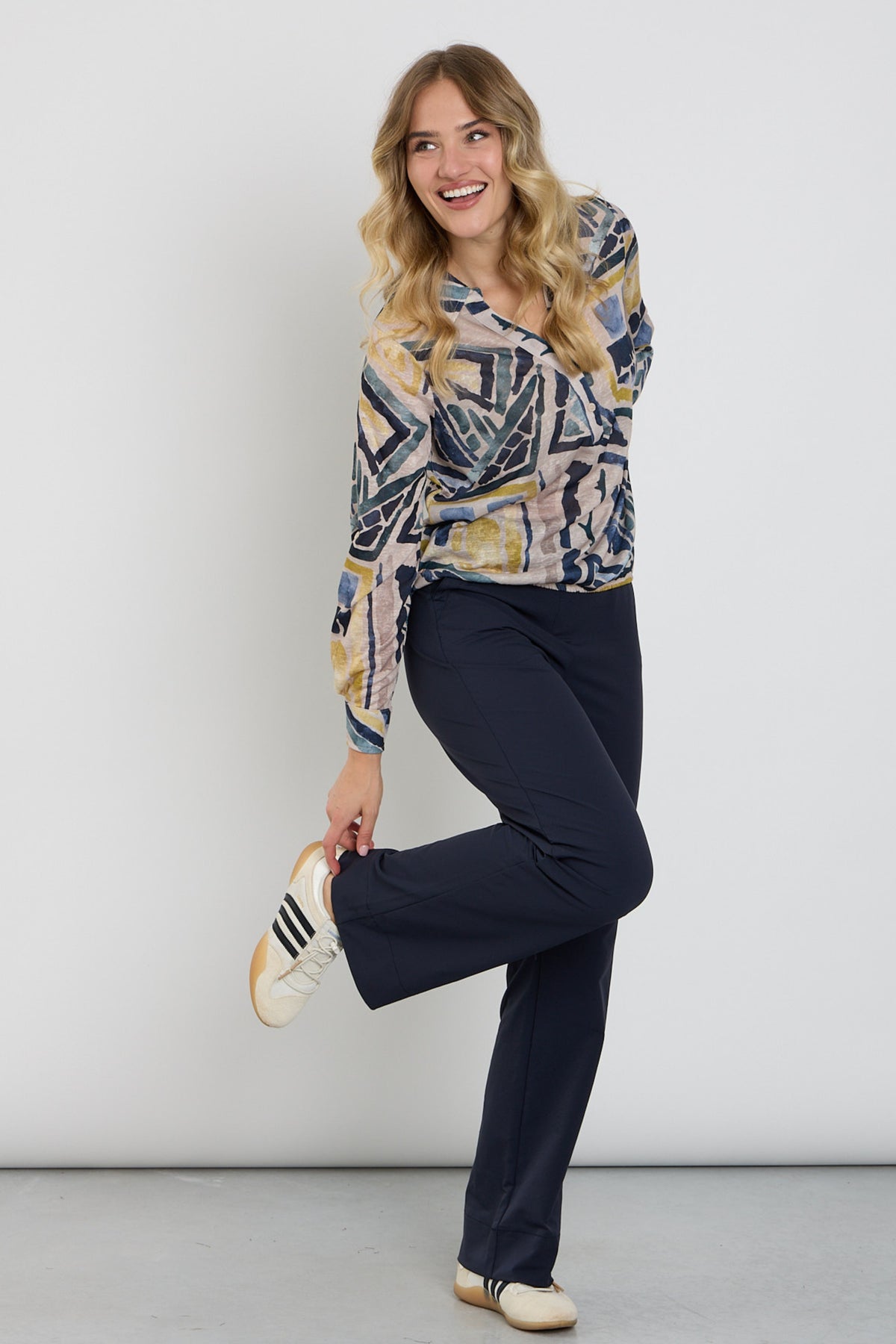 Wijdvallende reisbroek van Enjoy in indigo, met losse pasvorm en comfortabele uitstraling, geschikt voor casual en reizen.