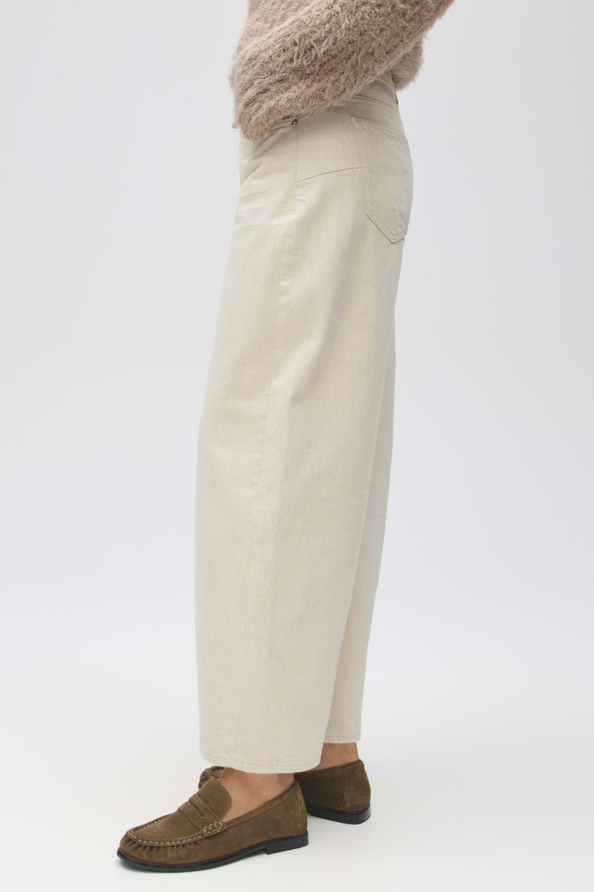 Lolah Natural Soft Cream broek van Opus, licht beige met een comfortabele pasvorm, getoond op een model.