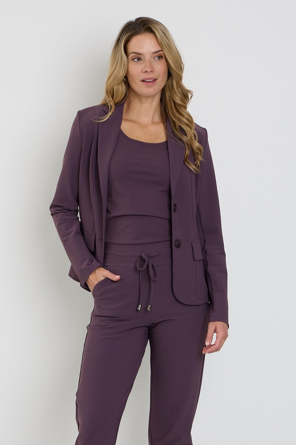 Mi Piace Bonded Travel Blazer in plum, stijlvolle damesblazer met gebonden details en comfortabele pasvorm.