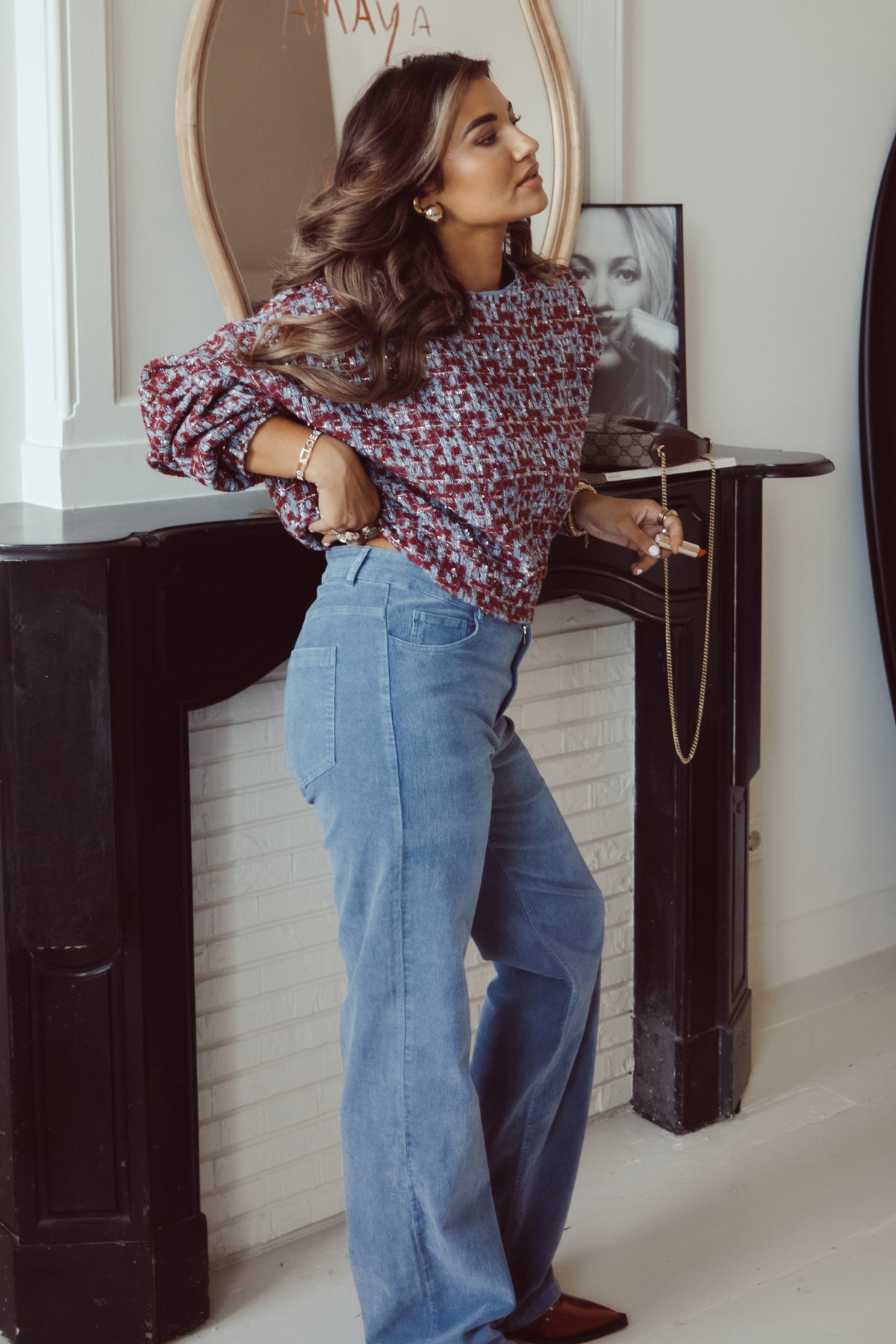Blauwe broek van Studio Amaya uit de Good Mood collectie, zichtbaar met een comfortabele pasvorm en modieuze uitstraling.