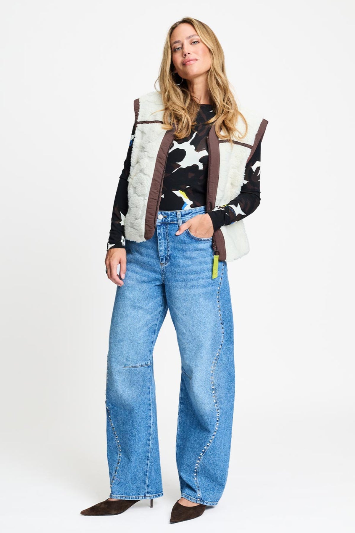 Ecru POM Amsterdam Gilet Gigi SP9665 met knoopsluiting en zachte stof, close-up van de details en textuur van het kledingstuk