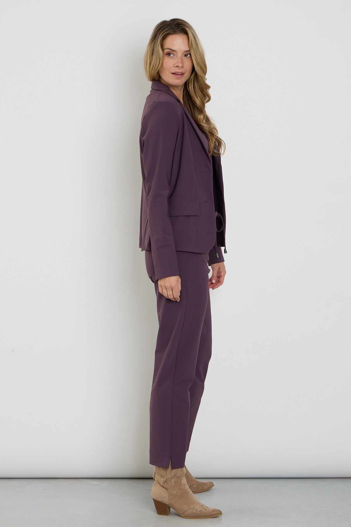 Mi Piace Bonded Travel Broek Plum Perfect, comfortabele damesbroek in paarse tint, geschikt voor reizen en dagelijks gebruik.