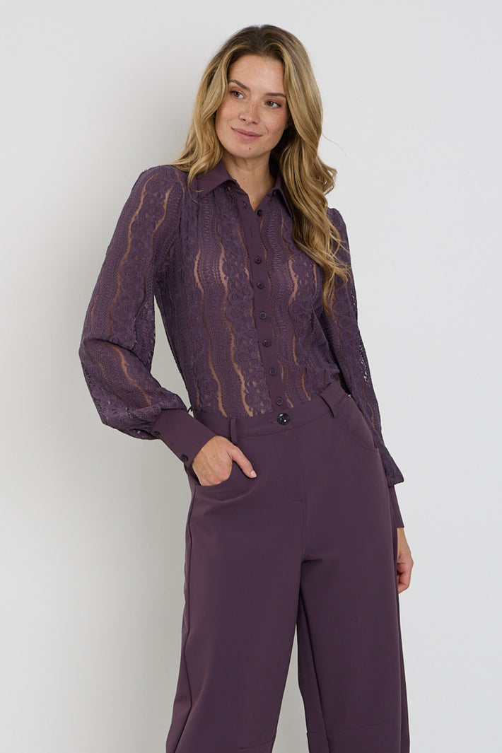 Mi Piace Travel blouse Kant Plum, lichtgewicht en stijlvolle damesblouse met kantdetails voor reizen en dagelijks gebruik.