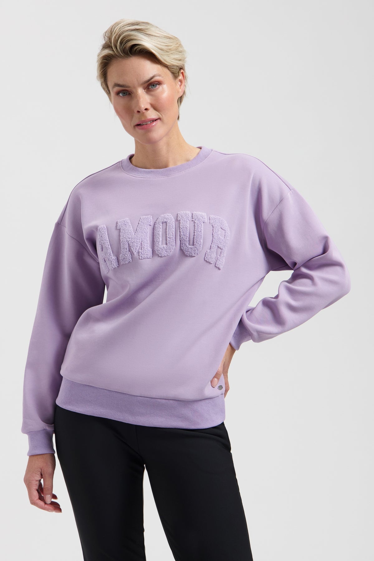 Zwarte Lady Day Travel Broek Lotty Soft Touch, comfortabele pasvorm en zachte stof, gelegen op een effen achtergrond.