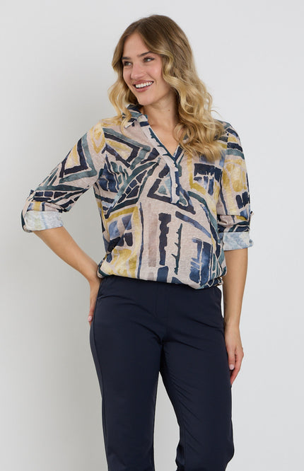 Enjoy blouse met grafische print in zandkleur met polo kraag, korte mouwen en casual stijl.