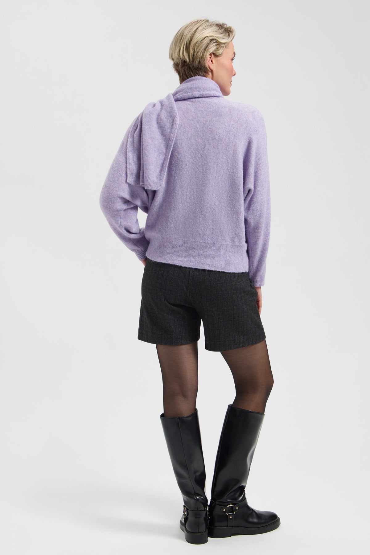 Zwarte korte Marielle broek van Lady Day, casual damesmodel met comfortabele pasvorm en stijlvolle uitstraling.