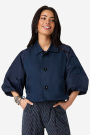 Blauwe Ibana Jali jas met moderne snit, korte mouwen en gedetailleerd patroon, gedragen door een model.