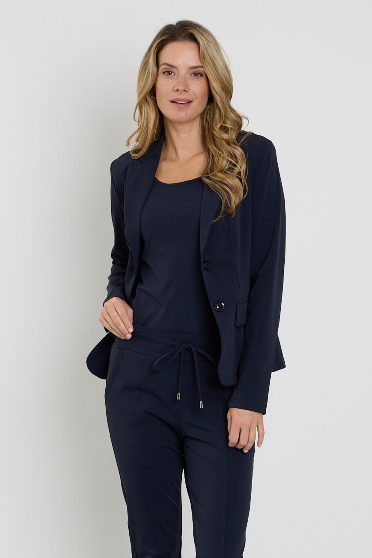 Mi Piace bonded reisblazer in navy met stijlvolle pasvorm en moderne uitstraling, geschikt voor zakelijke en casual gelegenheden.