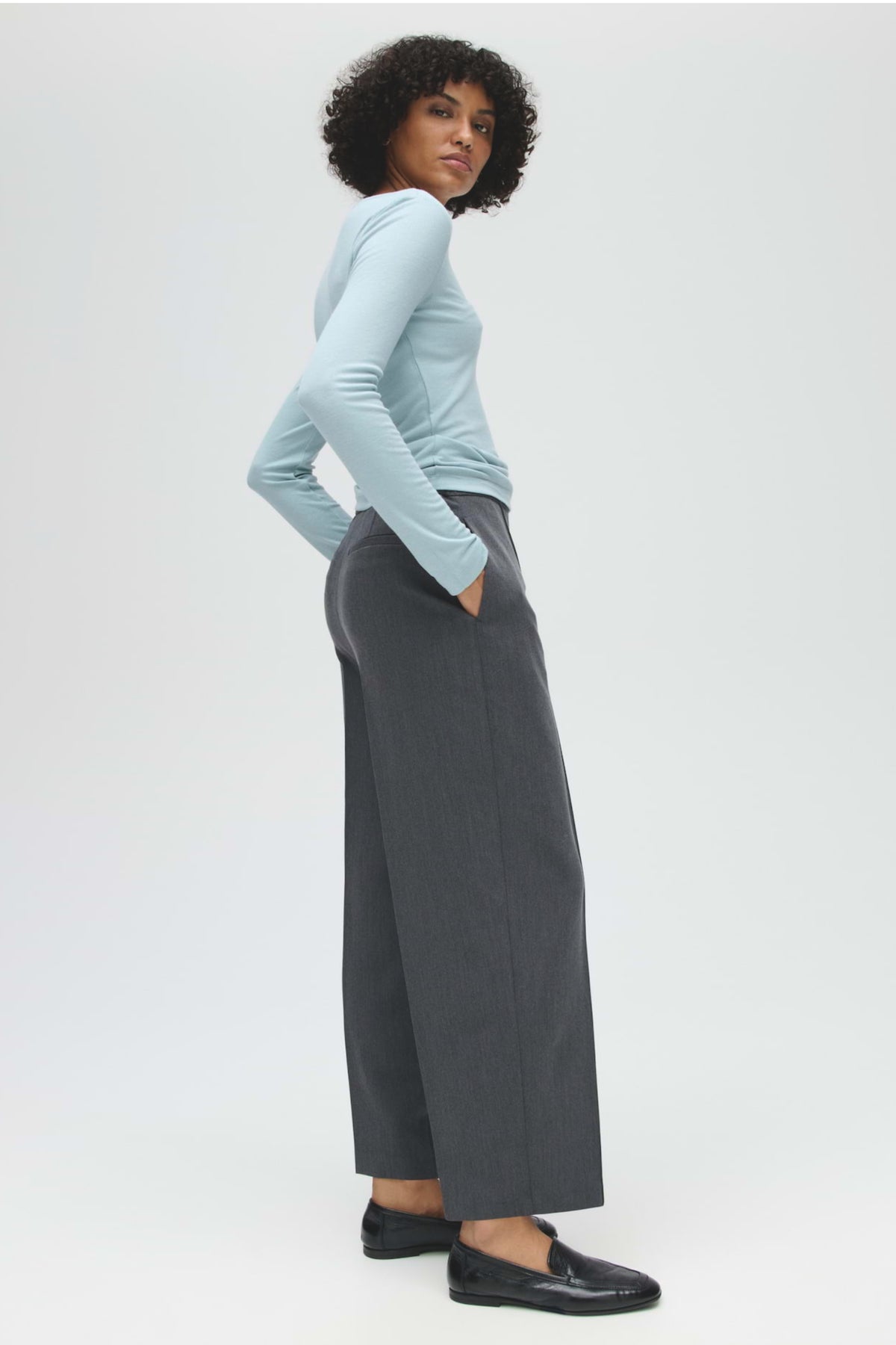 Opus Mozy Mod broek in anthraciet met rechte snit en comfortabele stof, zichtbaar op de afbeelding.