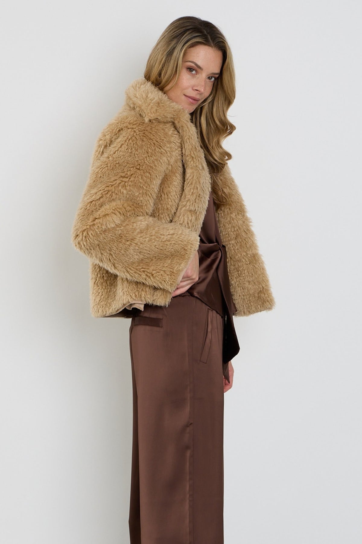 Lichte wollen jas met bontkraag van Mi Piace, zandkleurige coat met luxe details, geschikt voor koud weer.