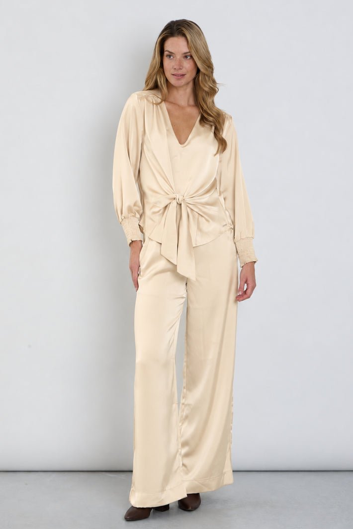 Zijden satijnen broek in zandkleur van Mi Piace, elegante en comfortabele damesbroek met glanzende afwerking en elastische taille.