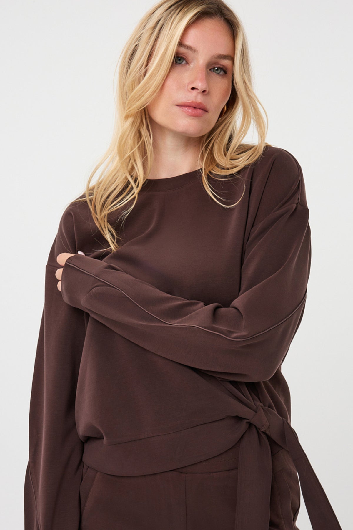 Modal sweater van EsQualo met knoopdetail in cacao, met zachte stof en stijlvolle pasvorm, zichtbaar op de afbeelding.