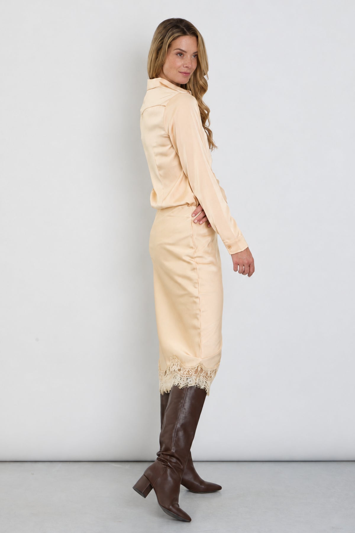 Zilveren satijnen rok met kanten details van Mi Piace, elegante en vloeiende rok voor speciale gelegenheden.
