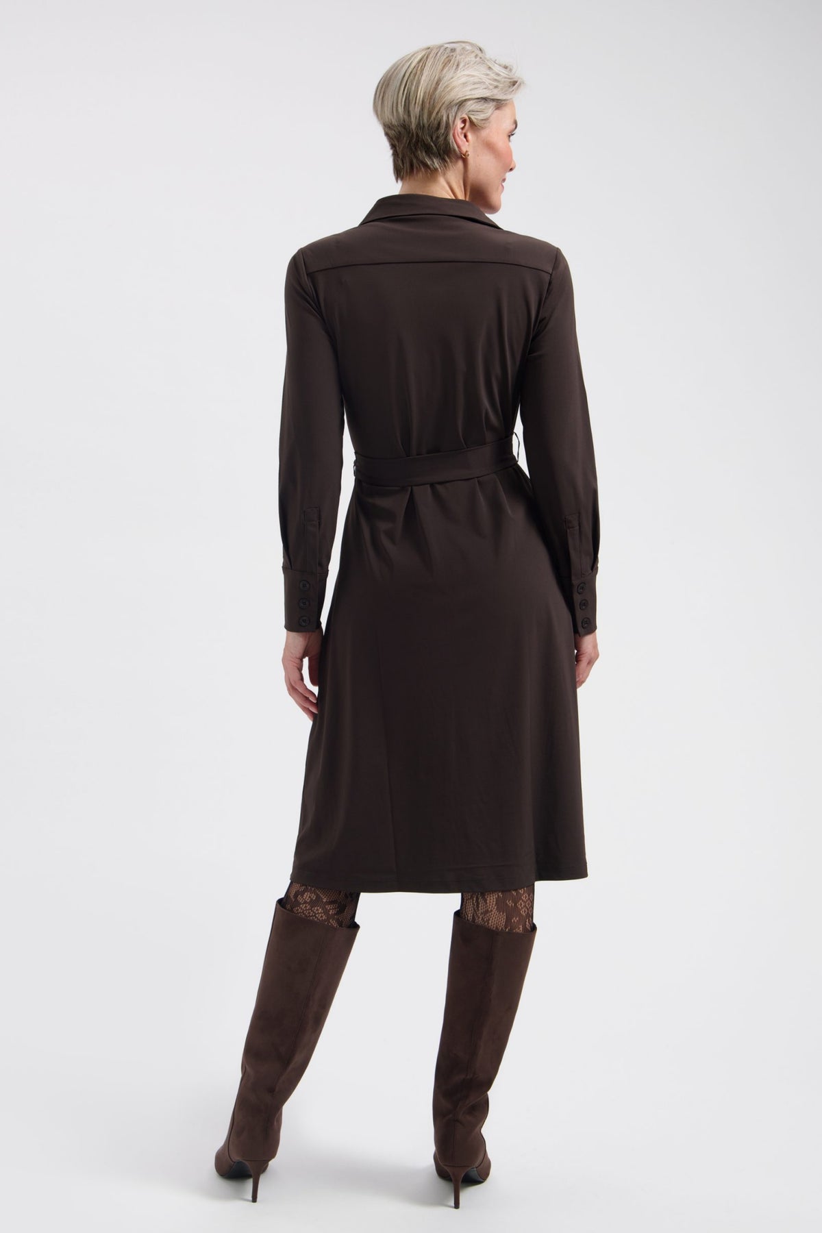 Lady Day Travel Jurk Danie in donkerbruin, L36.375.3513, met elegante pasvorm en comfortabele stof, zichtbaar op de foto
