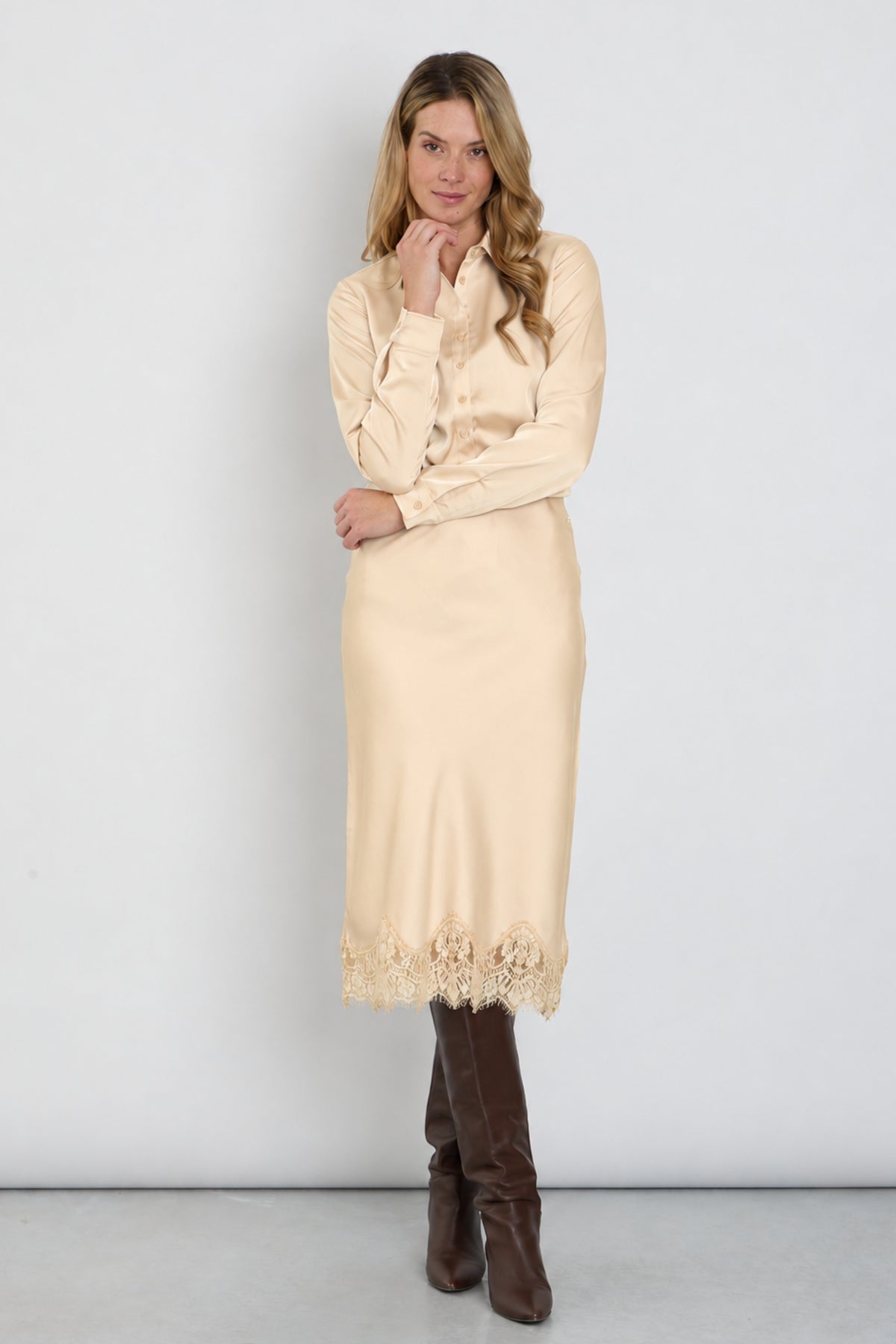 Satin lace rok in zandkleur van Mi Piace, elegante mode met gedetailleerde rand en vloeiende stof, voor een stijlvolle uitstraling.
