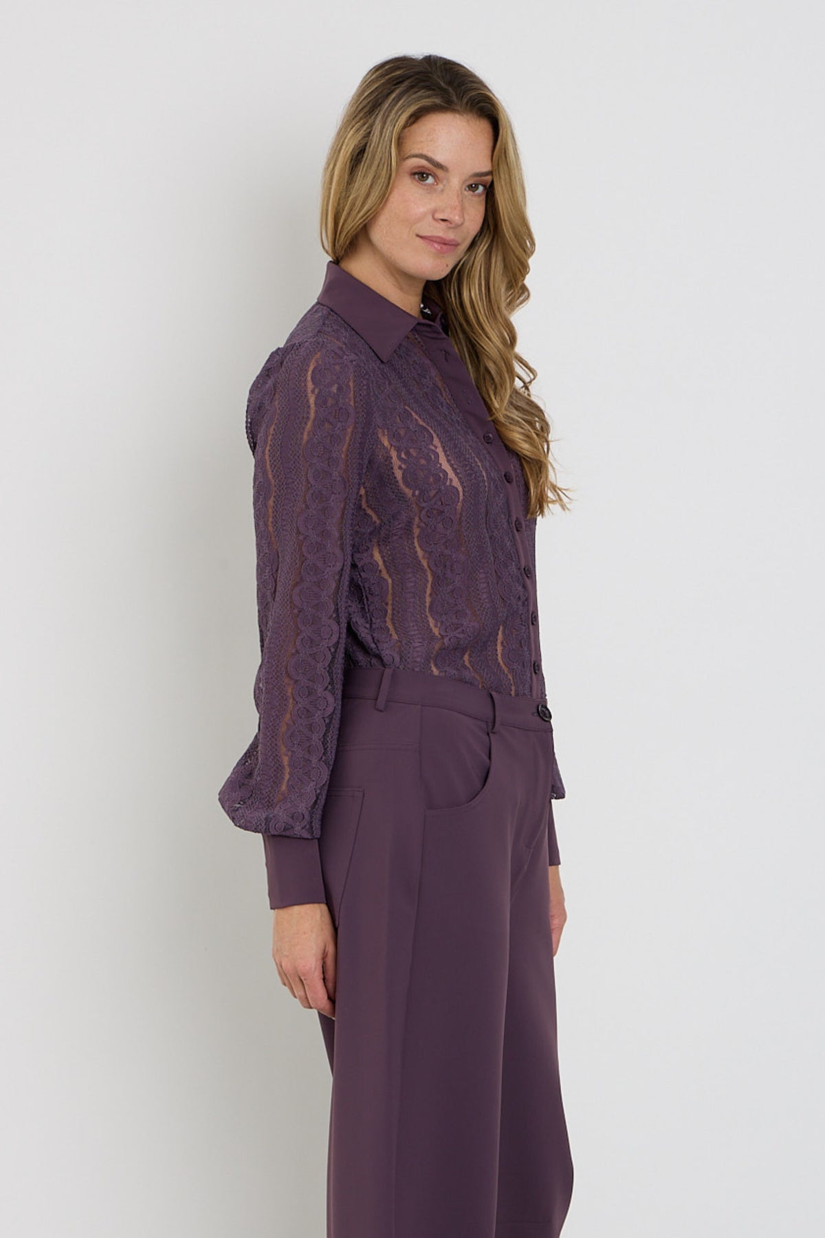 Mi Piace Travel blouse Kant Plum, lichte blouse met elegante print en comfortabele pasvorm, getoond in de afbeelding.