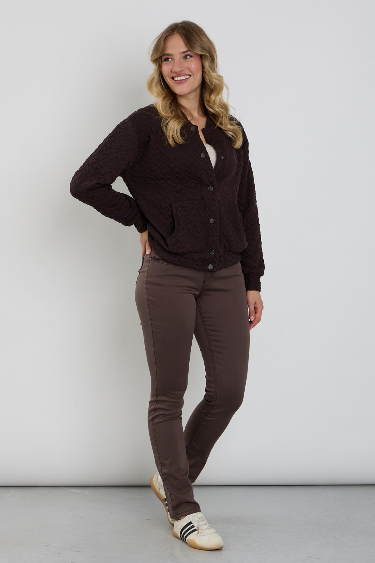 Donkerbruine Enjoy 5-pocket broek met klassieke snit en stevige stof, zichtbaar op de afbeelding.