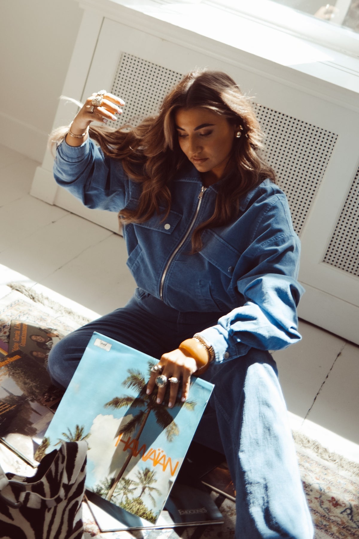 Blauwe Gijsje jas van Studio Amaya met capuchon en ritssluiting, getoond op een model.