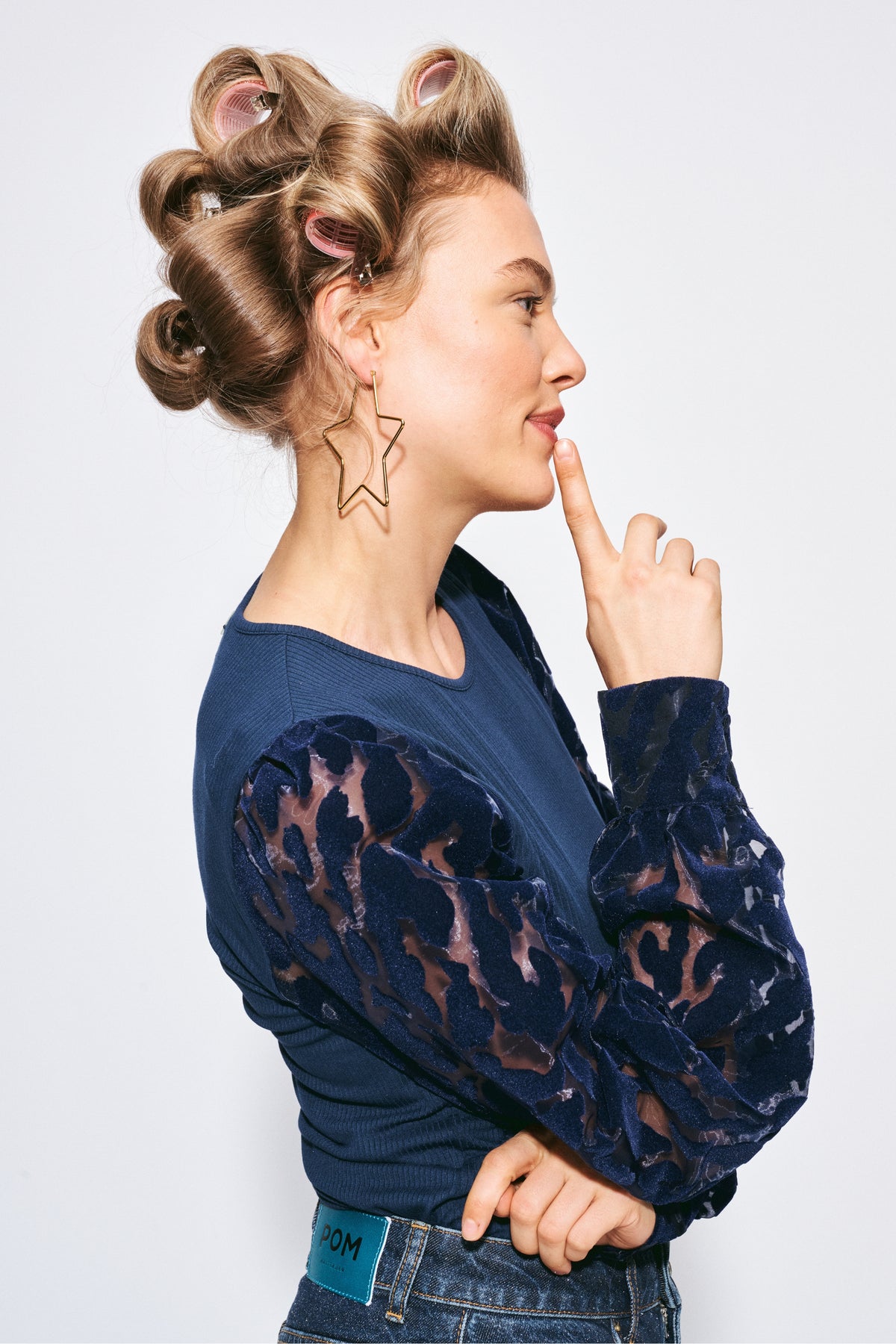 POM Amsterdam Top Britt Eternal Blue SP9825, blauwe top met korte mouwen en subtiele details, gedragen door een model.