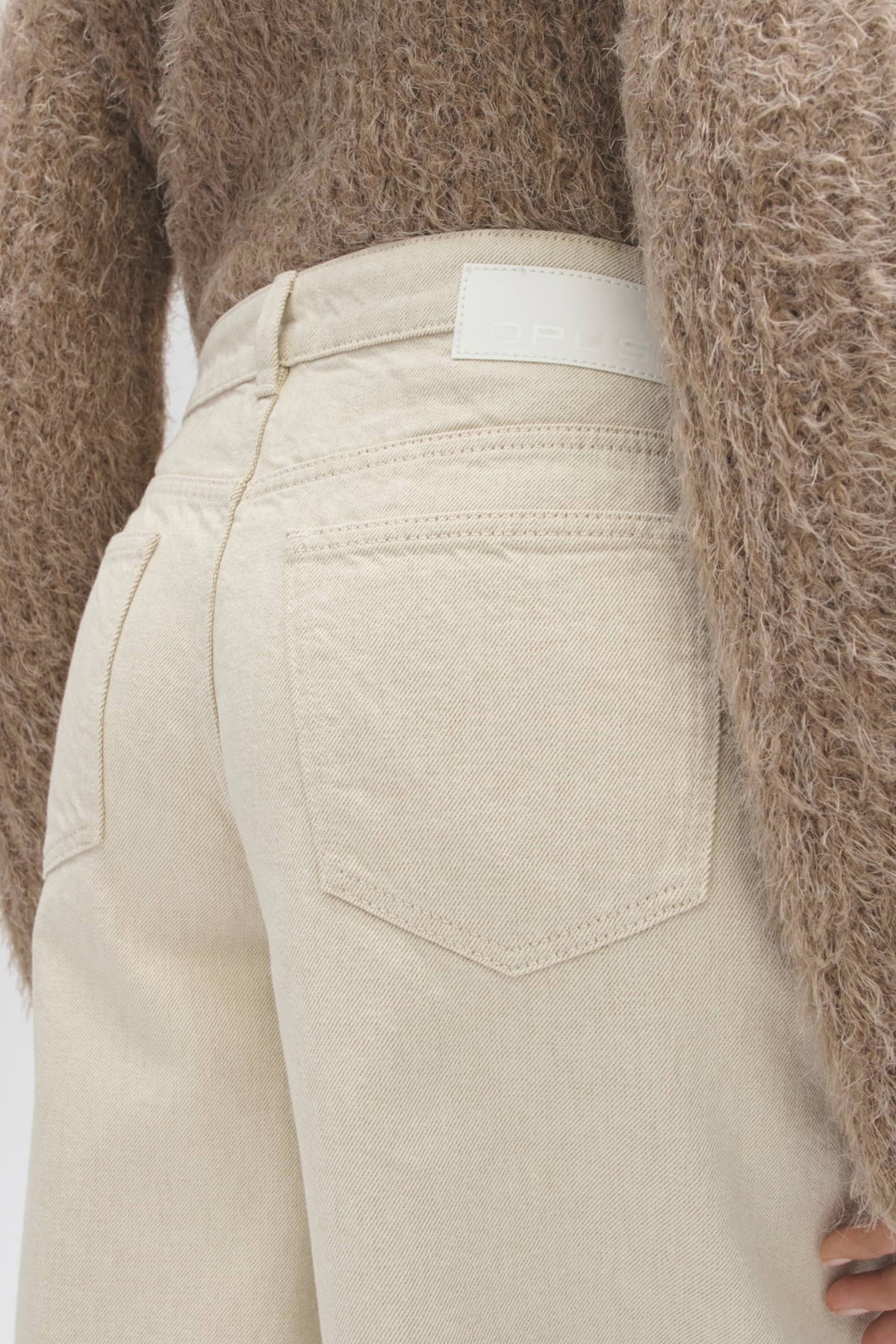 Opus Lolah Natural Soft Cream broek met elastische taille en comfortabele pasvorm, beige kleur en katoenen materiaal.