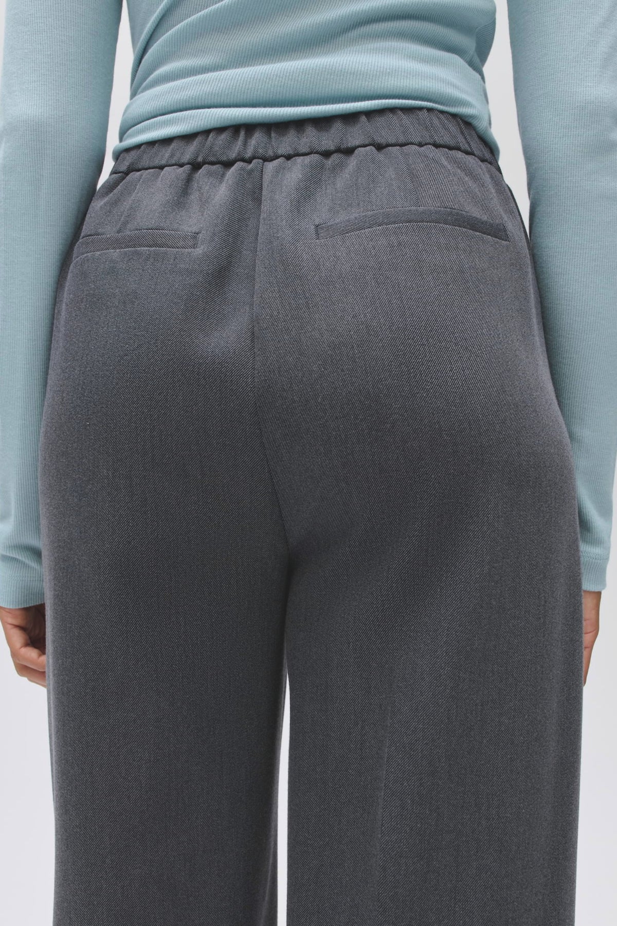 Opus Mozy Mod anthracietkleurige broek met rechte pasvorm en tailleband, zichtbaar op de afbeelding.